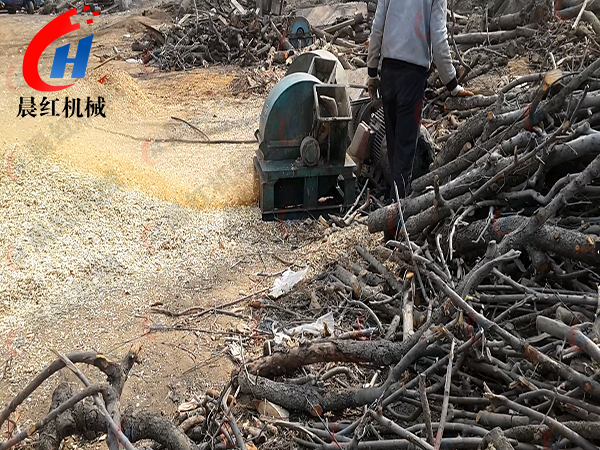 上海木屑機(jī)粉碎雜木現(xiàn)場(chǎng)