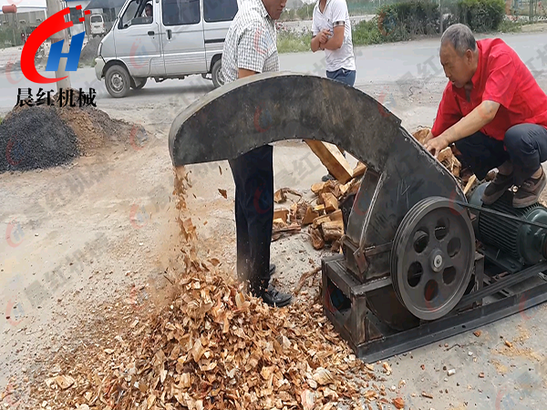 湖北樹根粉碎機作業(yè)現(xiàn)場
