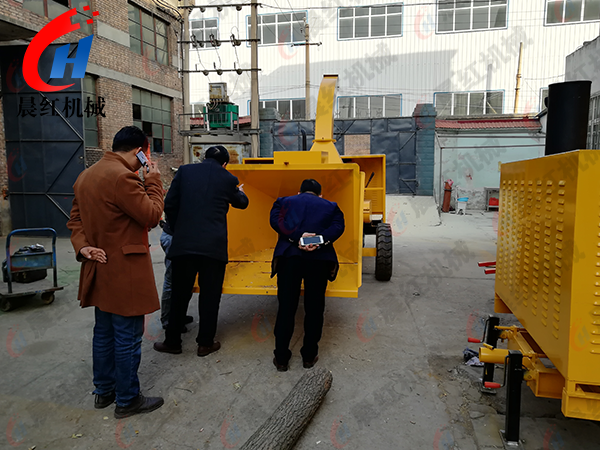 上海客戶大型樹枝粉碎機試機簽單