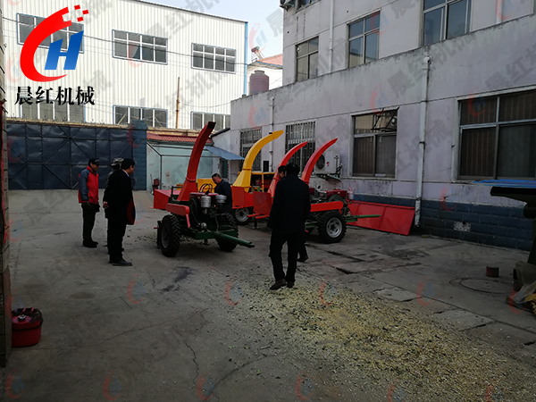 陜西客戶來廠購買小樹枝粉碎機(jī)