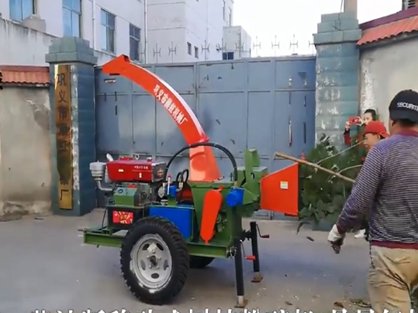 客戶來廠親自體驗樹枝粉碎機效果