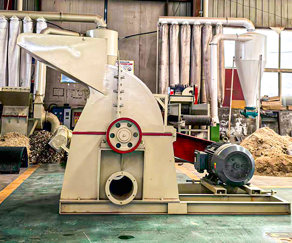 晨紅機(jī)械鋸末機(jī)專治家具廠邊角料堆積問題產(chǎn)出均勻優(yōu)質(zhì)木屑